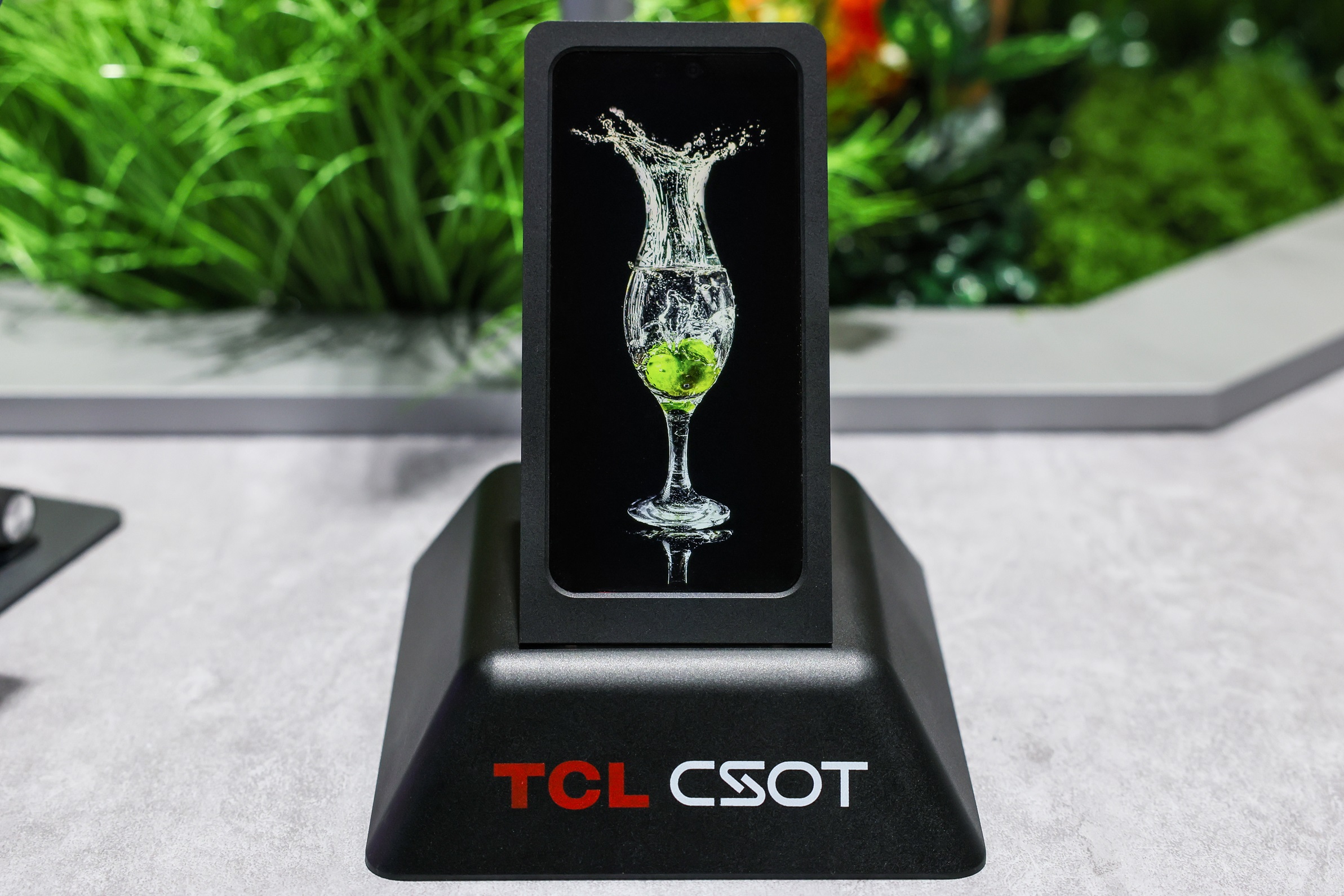 Photo 2-The world’s first 6.5-inch IJP OLED mobile display.jpg