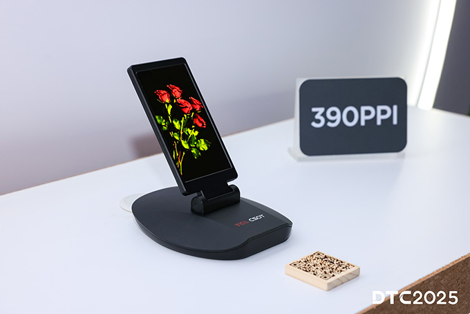 World’s First Real Stripe RGB OLED MB Display (5.65 inch).jpg